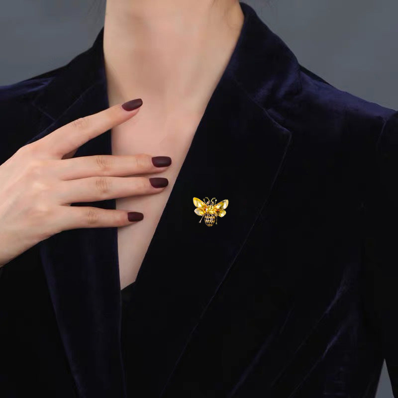 Kleine Biene mit Zirkon