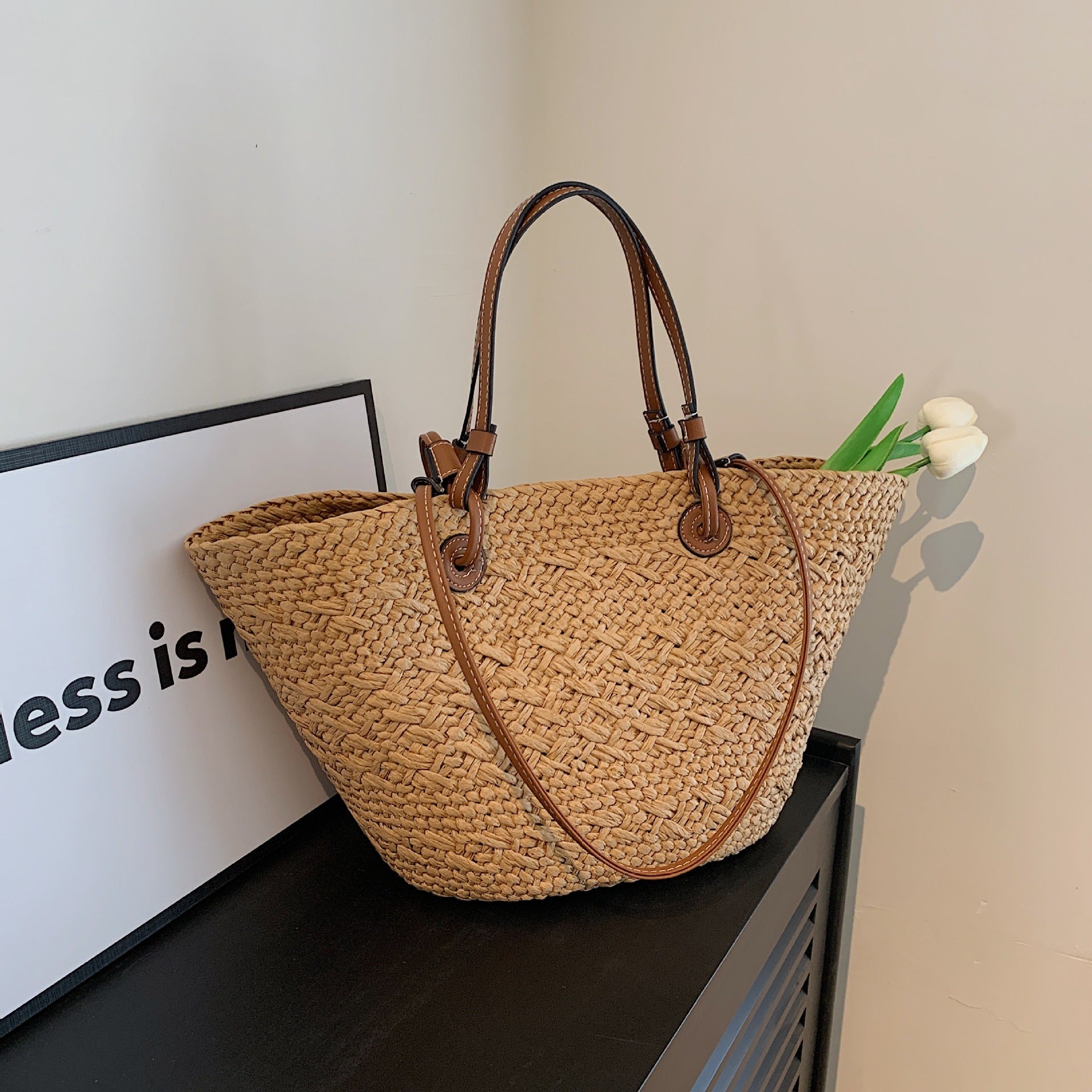 Gewebte Strandtasche im Korbdesign
