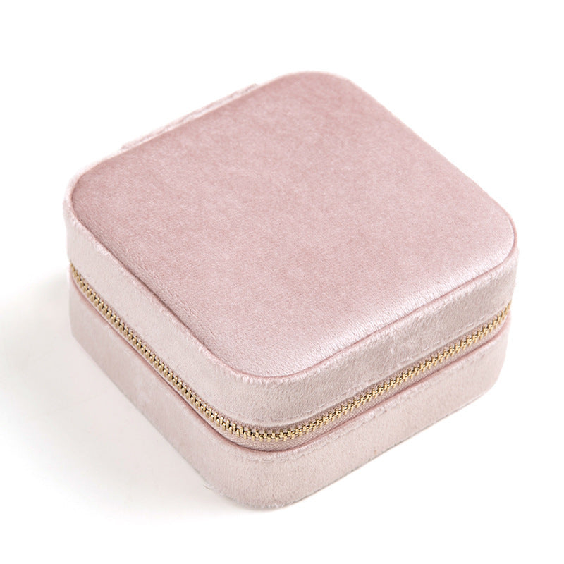 Süsse Schmuckbox in Samtstoff