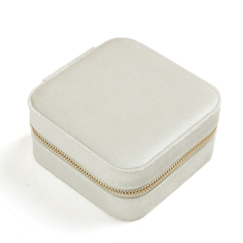Süsse Schmuckbox in Samtstoff