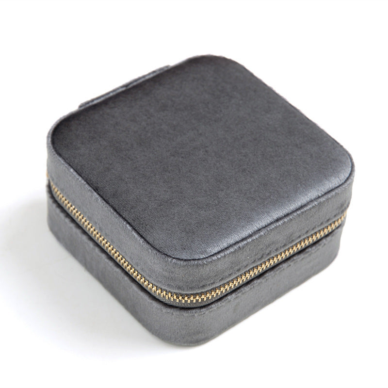 Süsse Schmuckbox in Samtstoff