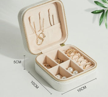 Süsse Schmuckbox in Samtstoff