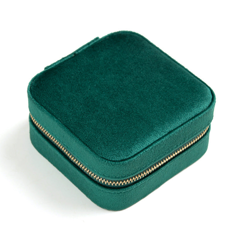 Süsse Schmuckbox in Samtstoff